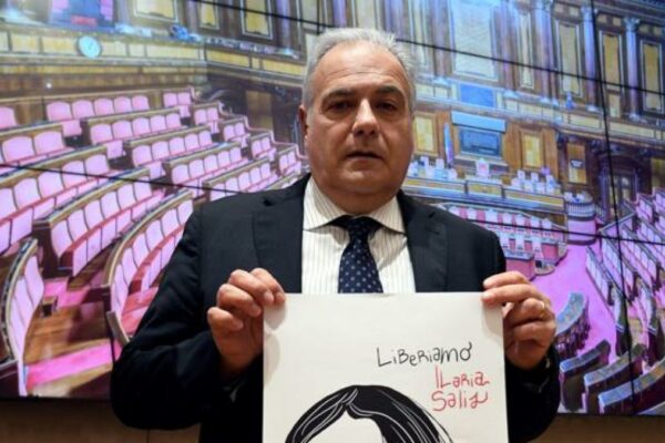 Il padre de Ilaria Salis: “Decepcionado con el gobierno, solo obtenemos un no y mi hija sigue en la cárcel”. Hungría busca otro italiano