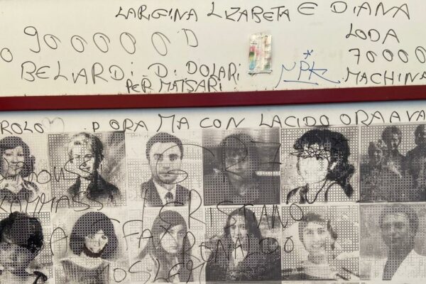 Fotos de las víctimas del 2 de agosto en Bolonia son vandalizadas: “Un acto grave en los días del proceso contra los autores intelectuales”