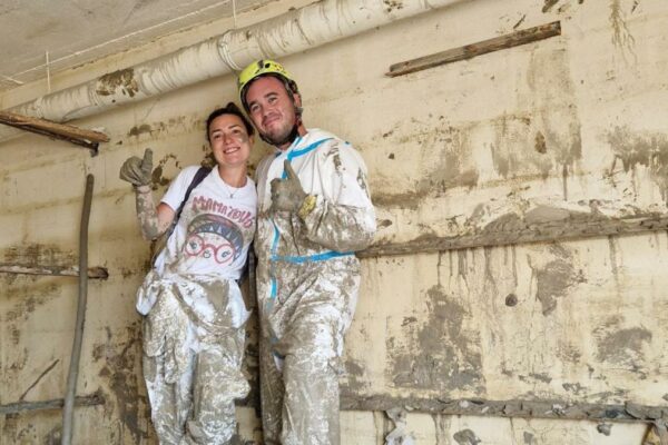 Cristina and Andrea, the two “mud angels,” fell in love in the flood-stricken Romagna: “It only took one look”