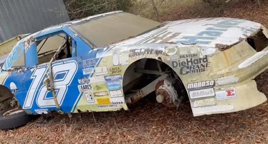 Found two abandoned Nascar cars from the movie “Days of Thunder” with Tom Cruise. Photo – Corriere.it