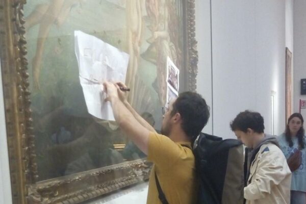 Ultima Generazione a Firenze, blitz agli Uffizi: sulla teca della Venere di Botticelli le foto dell’alluvione