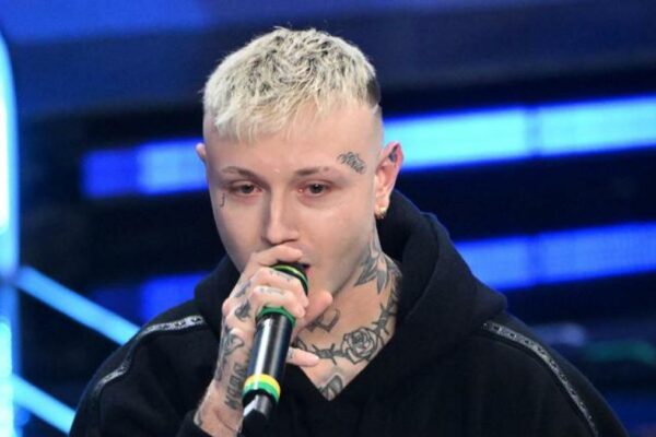 Lazza at Sanremo performs out of sync. Social media erupts: “It’s playback.” He apologizes: “Technical problem.” What happened