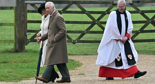 Re Carlo torna in pubblico dopo la rivelazione sul cancro: partecipa alla messa domenicale con la moglie Camilla