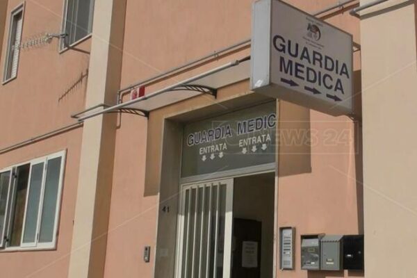Attracted medical guard at home and assaulted: “I freed myself by giving him a kick in the lower abdomen and two fingers in the eyes” – Corriere.it